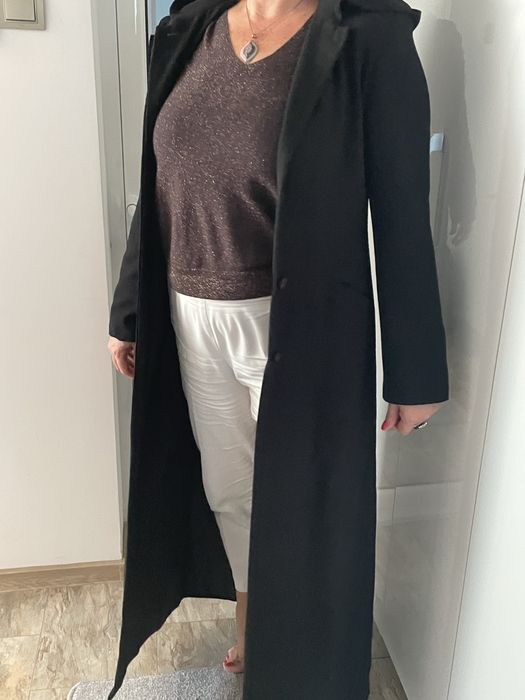 Дълго черно есенно палто