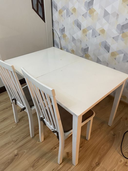 Деревянный раздвижной стол со стульями (4 шт.)