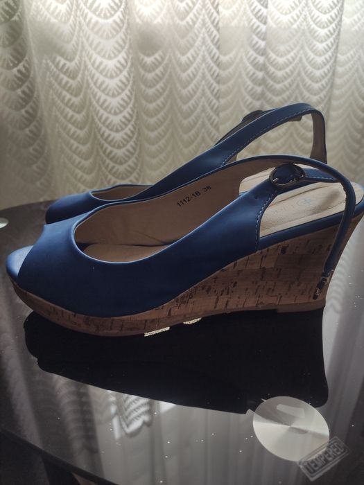 Босоножки синие на платформе