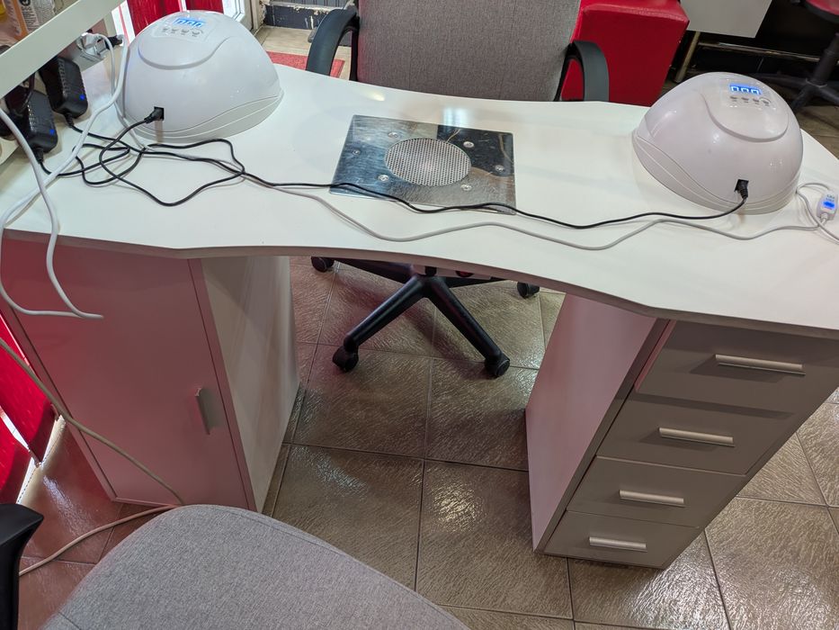 Продавам професионално бюро за маникюр 100€!