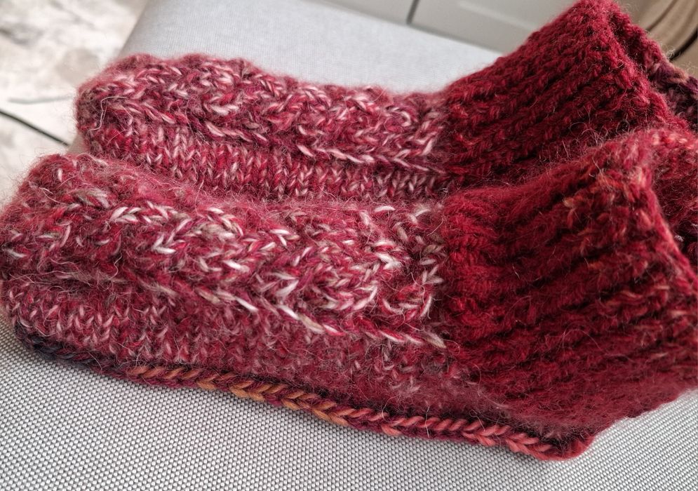 Papucei de camera, tricotati manual