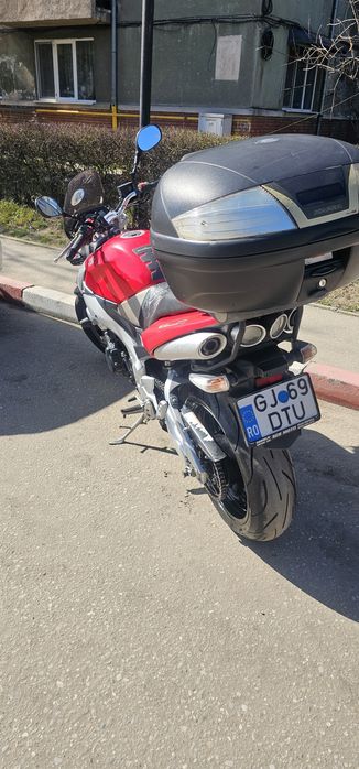 Suzuki gsr 600 roșu