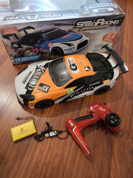 Машинка на пульте управления .