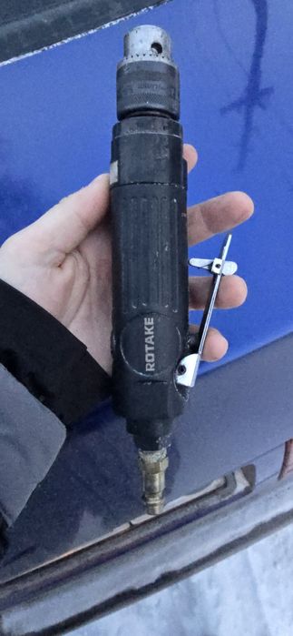 Пневматическая машинка для зачистки шин и камер перед заклеиванием.