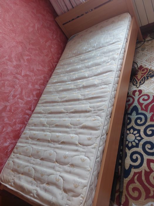 Продается кровать с матрасом.