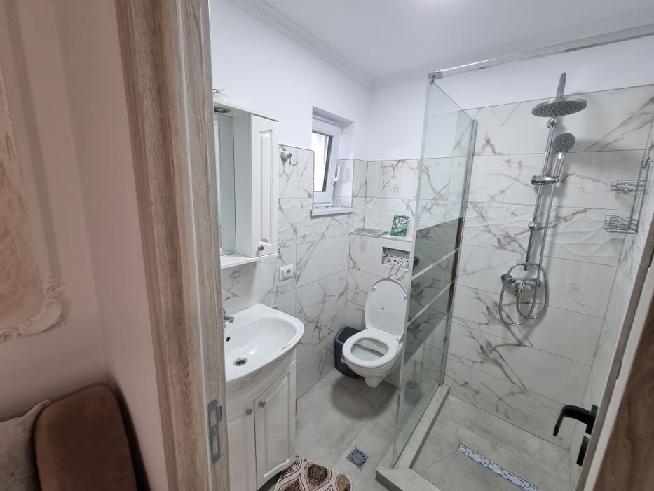 Închiriez casa la curte zona centrala