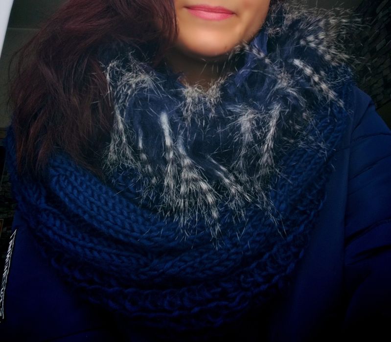 Fular circular bleumarin, cu blană,un accesoriu elegant și versatil