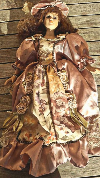 КРАСИВА Порцеланова кукла, Франция