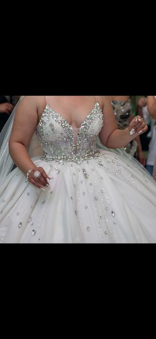 Vand rochie de mireasa cu voal si coronita