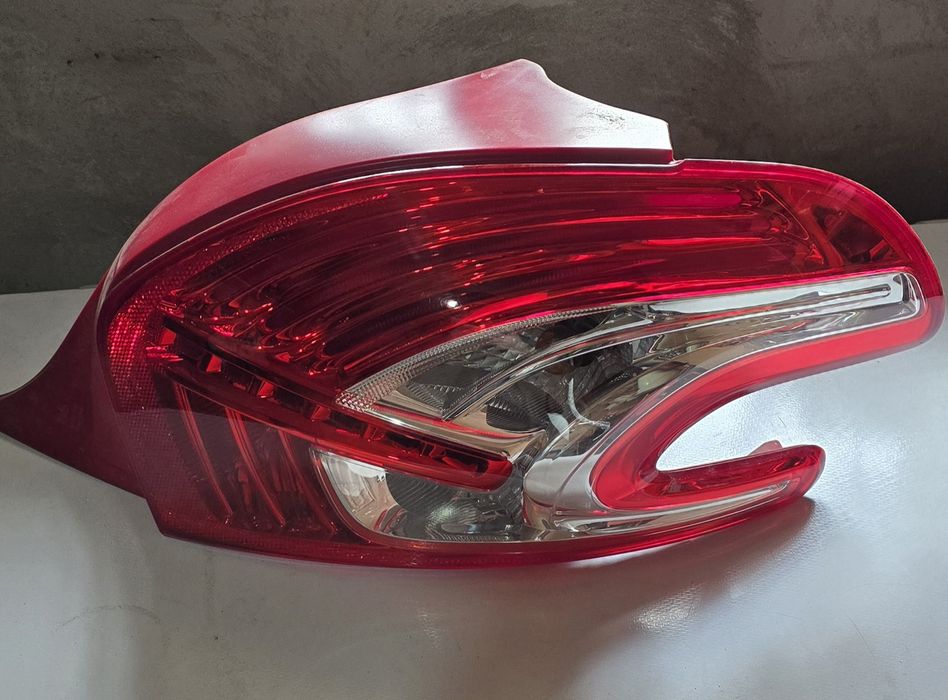 Stop dreapta Peugeot 208