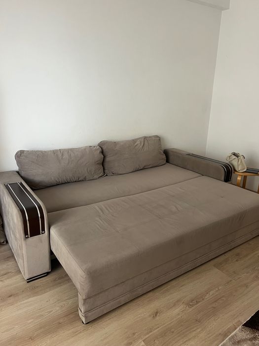 Vând canapea în stare foarte bună