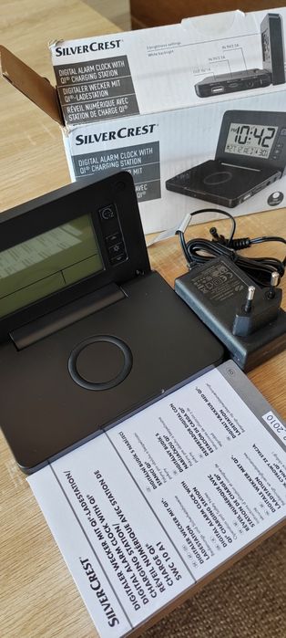 Ceas deșteptător digital cu stație de încărcare QI