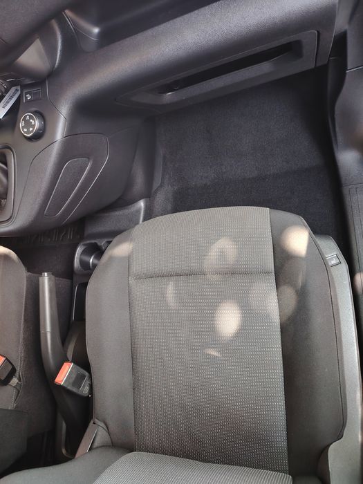 Вътрешно почистване на автомобили