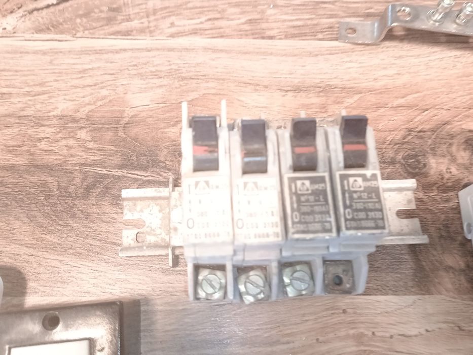 Lot întrerupătoare și prize,siguranțe automate ,spoturi