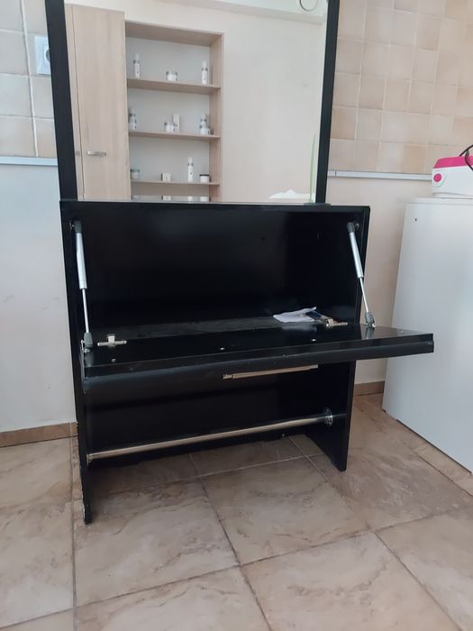 стул и стол парикмахера с зеркалом