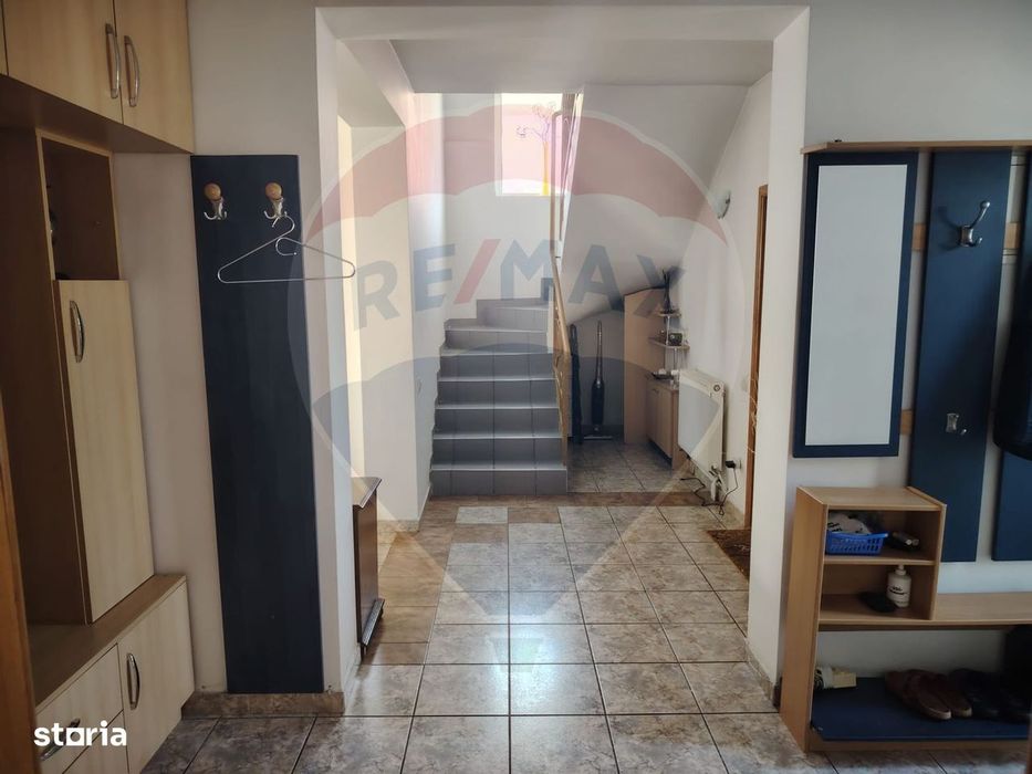 Casă / Vilă cu 8 camere de vânzare în zona Central