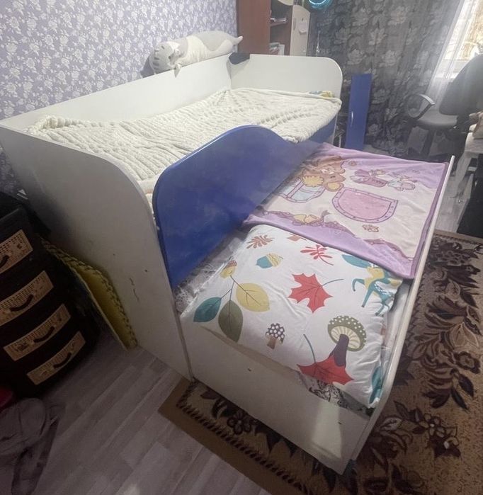 Кровать двухярусную.