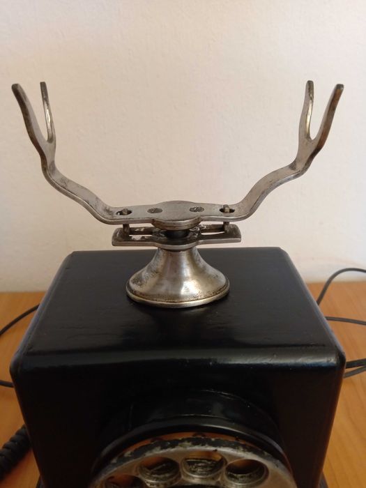 Стар ретро телефон