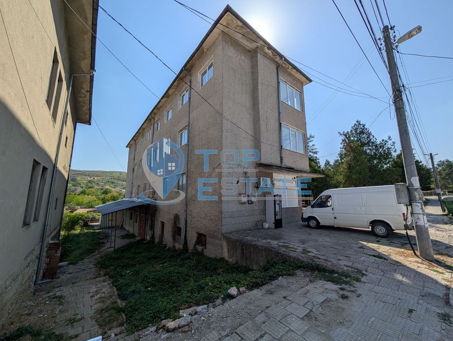 Търговска сграда в центъра на село Самоводене