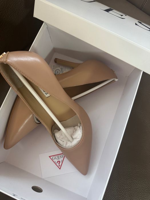 Дамски обувки на Guess