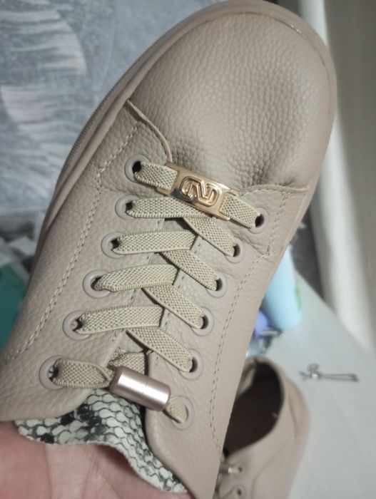 Продам кожаные кроссовки