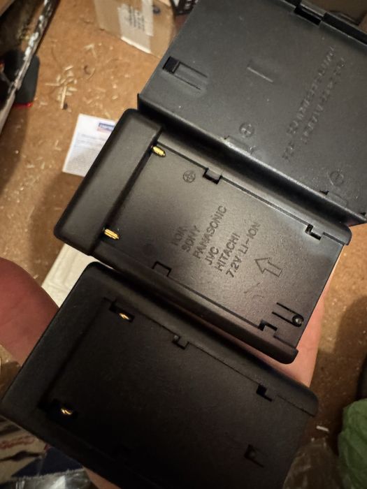 Ретро зарядно с адаптери за видеокамери