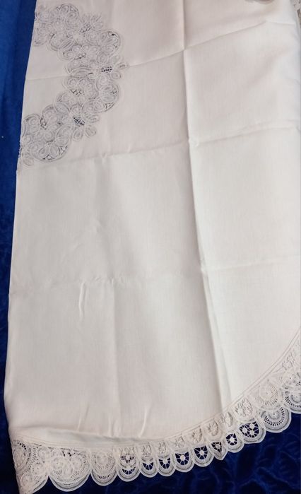 Broderie manuală ,Față de masă cu 16 șervețele
