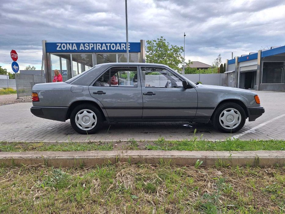 Mercedes W124 300D an 1988 manual vehicul istoric