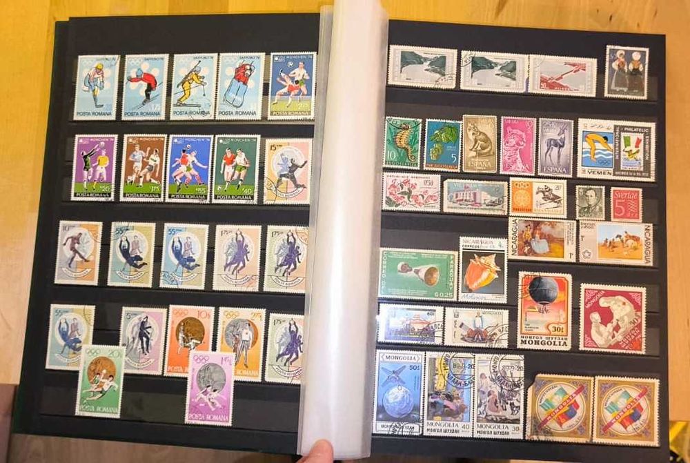 Clasor cu aprox 450 timbre