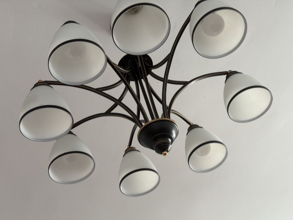 Продаю люстру 8 рожковую