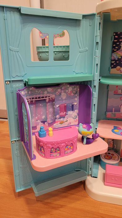Casuta Gabby's Dollhouse originala de jucarie canta, cu 3 camere amenajate lift include papusa Briosel, Matisor, Bebe Cutiuta Pernmat, Dj Mat Pisirena