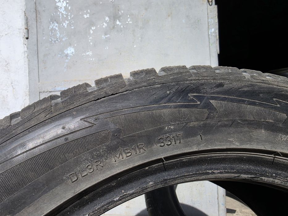 2 бр. зимни гуми 215/55/17 GoodYear 6,5 mm DOT 3317