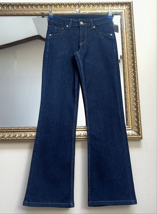 Blugi H&M, talie joasă, bootcut, albastru intens