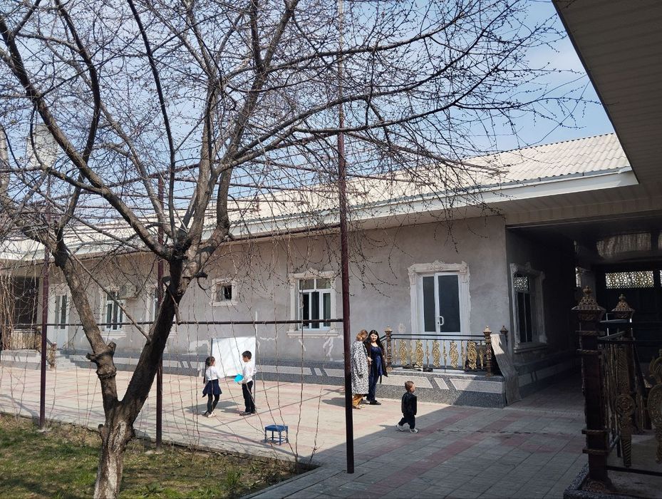 Hovli sotiladi 12 sutiq