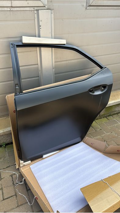 Дверь Toyota corolla 150/180