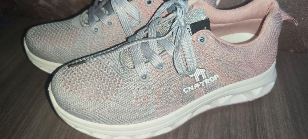 Женские кроссовки