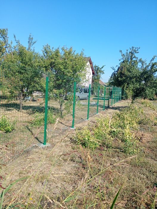 Meseriași la garduri și porți garduri din plasă cu stâlpi din metal împrejmuim terenuri