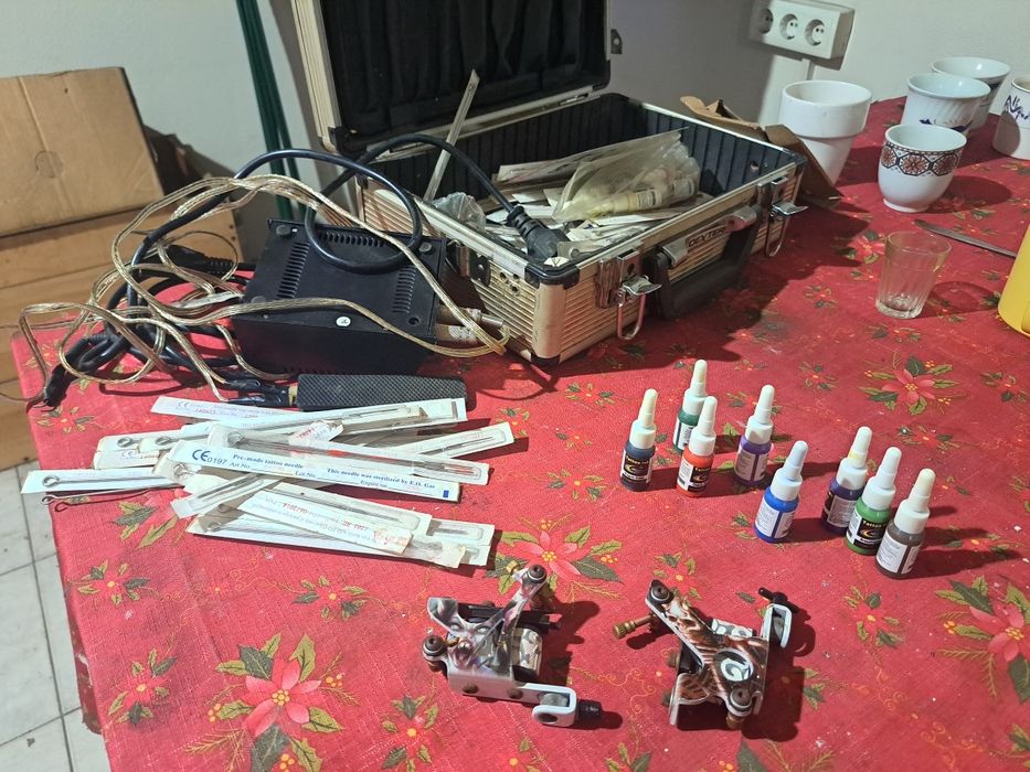 2 mașini de tatuat cu ace si culori