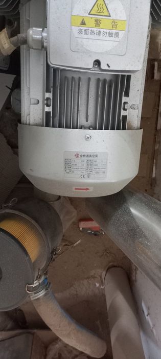 CNC фреза със серво двигатели и вакуум маса