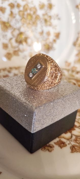 Перстень из золота с бриллиантами и изумрудом.