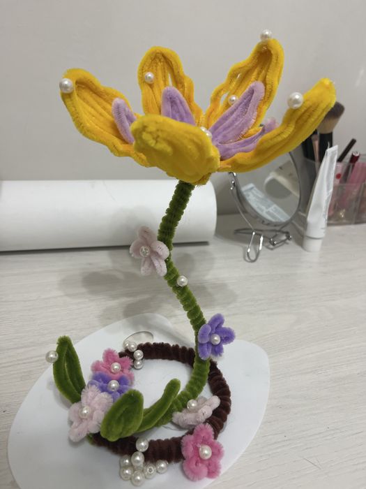 Цветок из сенильной проволоки