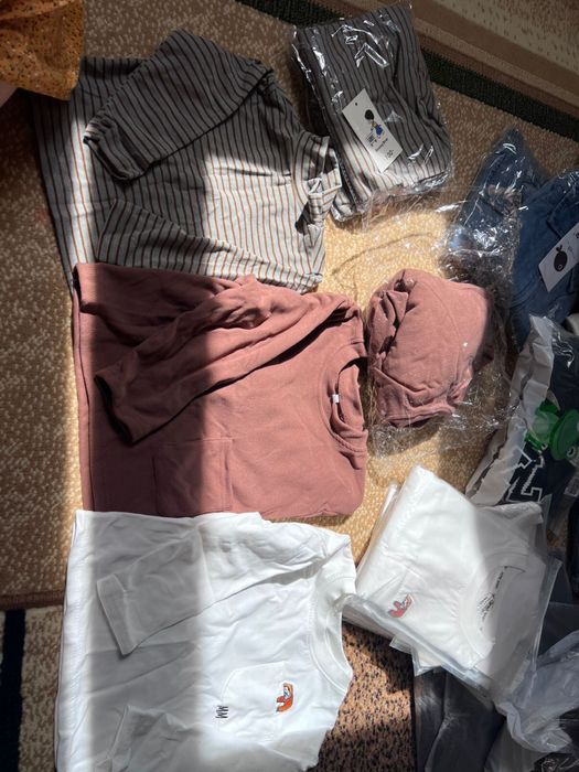 Киімдер сатылады