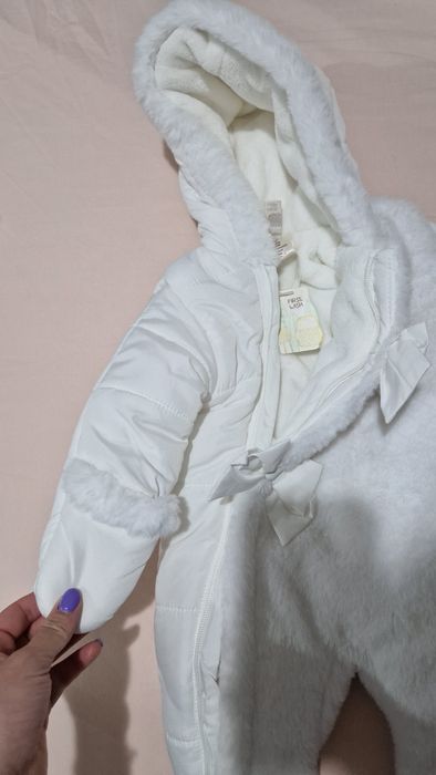 Vând combinezon bebeluși