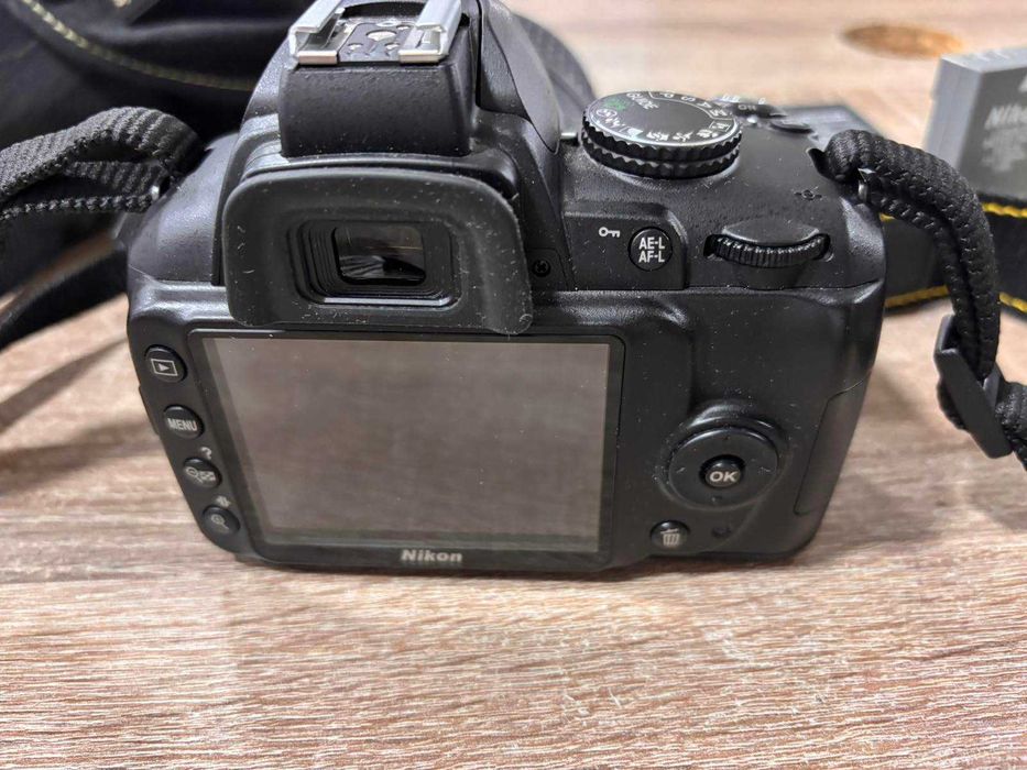 Продавам фотоапарат Nikon D3000 Комплект с чанта