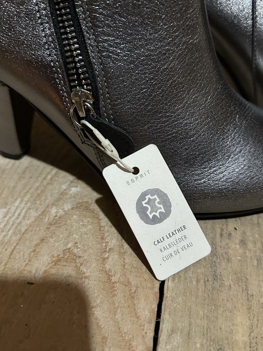 Cizme de piele cu eticheta