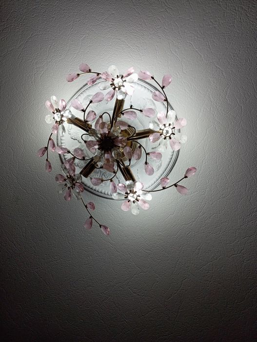 Люстра сотилади.