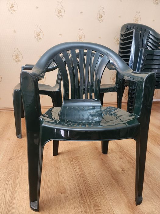 Продам пластиковый садовый стул.