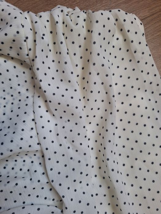 пола - бяла на черни точки