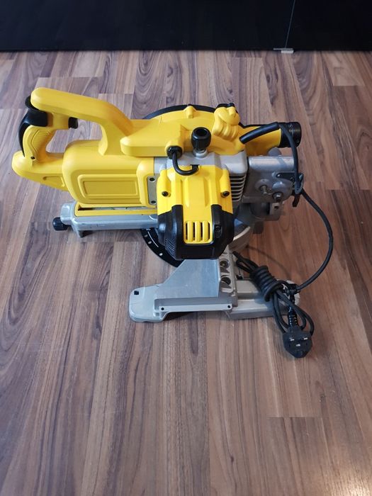 Circular pentru taieri înclinate Dewalt  DWE 774