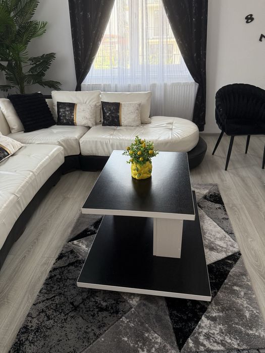 Canapea colțar modernă + măsuță de cafea – alb/negru – stare foarte bună